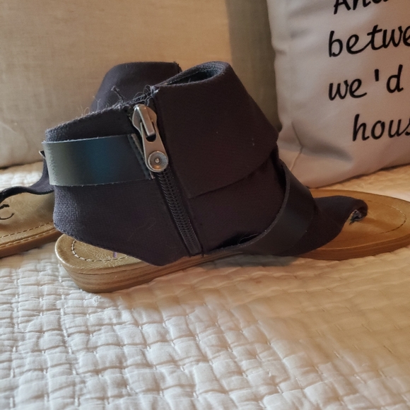 Sandals - Picture 3 of 6